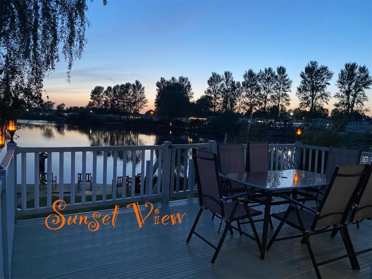 Tattershall Lakes Sunset View Caravan Lakeside, Hot Tub, Garden, Private Fishing Peg & Wifi Exteriör bild